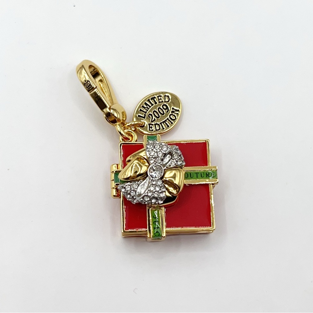 Juicy Couture present box charm